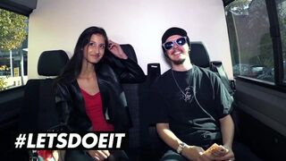 Tyndbrun Coco Kys sutter det store sorte træ i bilen for penge