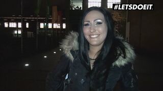 Mira grå tysk brun luder kneppe en fremmed for penge på en bus