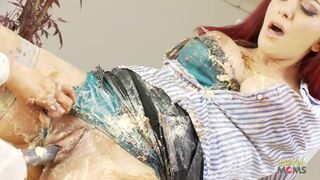 Rødhårede kærestes fødselsdag lesbiske raseri med big- breasted sorthårede milf