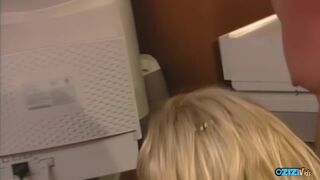 Hvede fuld af sperm - vild sex med en blond teenager