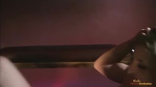 Blonde kælling sutter den store sorte pik mens fucking anal