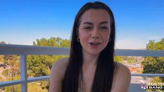 Thin Selena Love hopper på en tyk pik