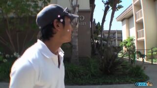 Blonde honning møder vibrator foran to asiatiske fyre