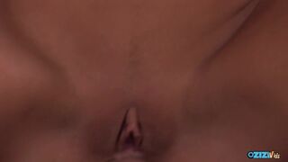 Hot tre med en forførende blonde pige mellem to spændte forretningsmænd