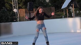 Jessie Wylde sporer kunsten af offentlige blowjob