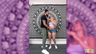 Blonde big-ass teen Brookie Blairs fisse er hard- presset af den store sorte pik