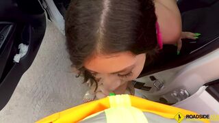 Natalie Brooks 'stramme fisse bliver kneppet på en offentlig vej