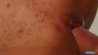 Big- ass rød teenager hoppe i en hård rede, langt ned efter blowjob