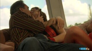 Hot på sofaen - damp fuck den sorthårede milf