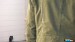Lille kælling knepper en fremmed på et offentligt toilet