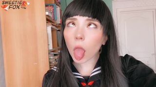 Japansk skolepige sutter hendes pik dybt og rider det vildt