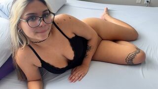 Vrede teenage stedsøstre starter en familie penge-søger forretning med Kaia Martin