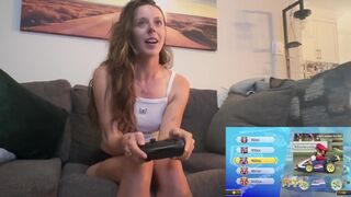 Stribet mario kart duel med frodig legetøj i min fisse - banan oversvømmelse i sexet spil