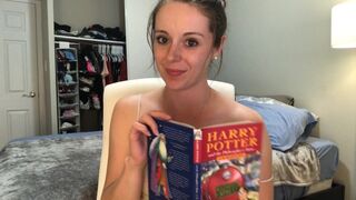 Hysterisk Harry Potter læsning sidder på vibrerende proteser