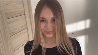 Den blonde teenager hopper på sin kærestes træ