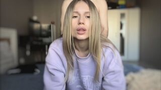 Teenage blonde bombe viser hans krop og hjælper hans ven nyde det efter hot fuck