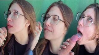 Teenage blowjob på søen, sluge hot sperm flow