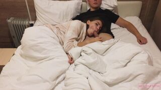 Den attraktive teenager sutter hendes pik mens du ser film derhjemme