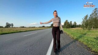 Hot bitch in tight leggings viser hendes bryster og røv, betaler sex for en tur