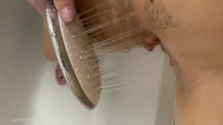 Teenage pige rystende orgasme med brusehoved
