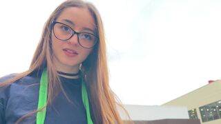 Cafeens datter sutter mine nosser i en bil