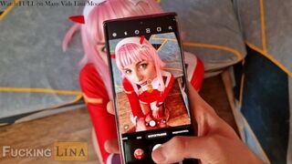 Hun hjalp sin cosplay bofælle tage billeder og kneppede hendes lille fisse