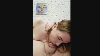 Dybt blowjob til tårer, sperm i munden på en varm teenager