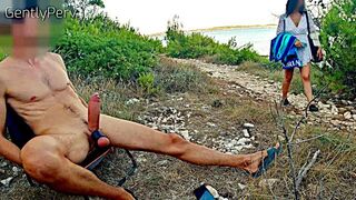 Gentlyperv finder den uforskammede teenager på stranden