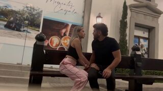 Fremmede pige med en varm turist pige