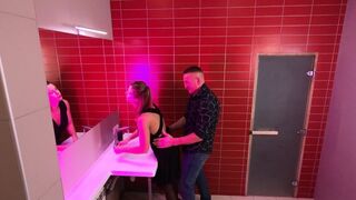 Ægte sex på natklub og det er i offentlige wc