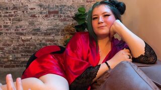 Støbning curvy: Hun knepper sin steddatter for at gøre sin kæreste jaloux