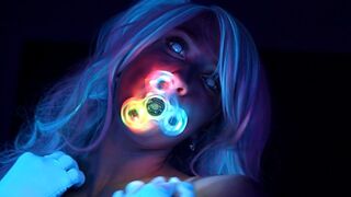 Neon skinnende teenage pige forfører din pik med hendes perfekte krop