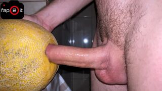 En fyr, der har en lort vokser på hans hoved stønnende med en saftig melon til sprøjt