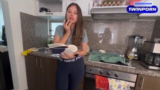 Min ophidsede blonde nabo beder hende om en massage video til sin elsker
