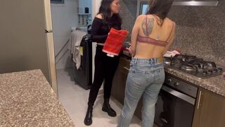 Babysitter starter en seksuel overtid mens min mand er i rummet