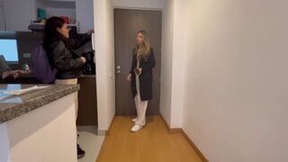 Jeg gør de lesbiske ønsker af pigen ved siden af af taknemmelighed
