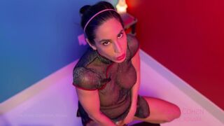 Lana Cohen milf knepper sig selv med en dildo, mens hun bærer en røv stik