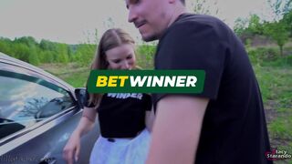 Sassy stedsøster bliver fanget komme ud - vilde fucking i skoven