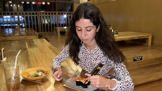 Jeg nød hans ansigt i en piges kælder, spise med et sødt ansigt på sushi gouge