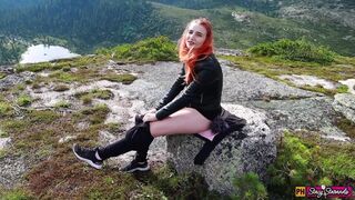 Teenage rød pige onanere i bjergene til orgie