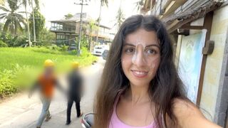 Sød teenage pige slikker sin hamburger på hendes ansigt, mens hun skubber sperm på hendes ansigt, mens hun er i et offentligt køkken