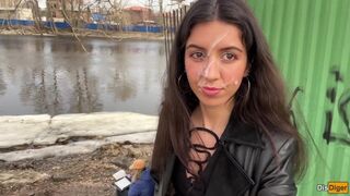 Spermafresh pige går i parken med hot spatter på hendes ansigt
