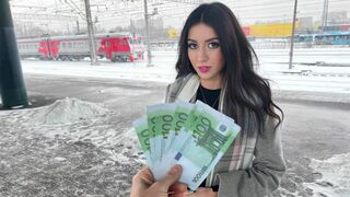 Togforførelse: vi inviterer en pige til at kaste direkte i skabet