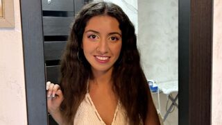 Naboens teenager brød ind i mit hus, tog hendes trusser af og tilbød mig en lækker fisse