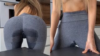 Teenage pige gnide sig vildt ved bordet, mens hendes bengings er fuld af kvindesprøjt