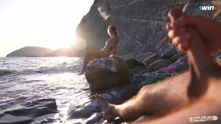 Fuckflash på nudist strand: fremmede pige hjulpet til at nyde