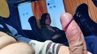 Alien teenager sutter fyren på bussen