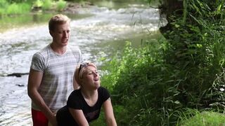 Blonde teenager fisse og mund dækket i smuk natur