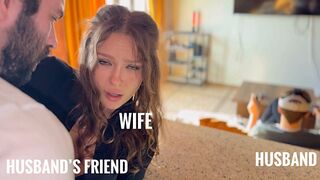 Konen snyder sin mand med sin bedste ven mens hun spiller i en vr hjelm