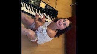 Hot milf tumanova spiller klaver og sutter pik vildt